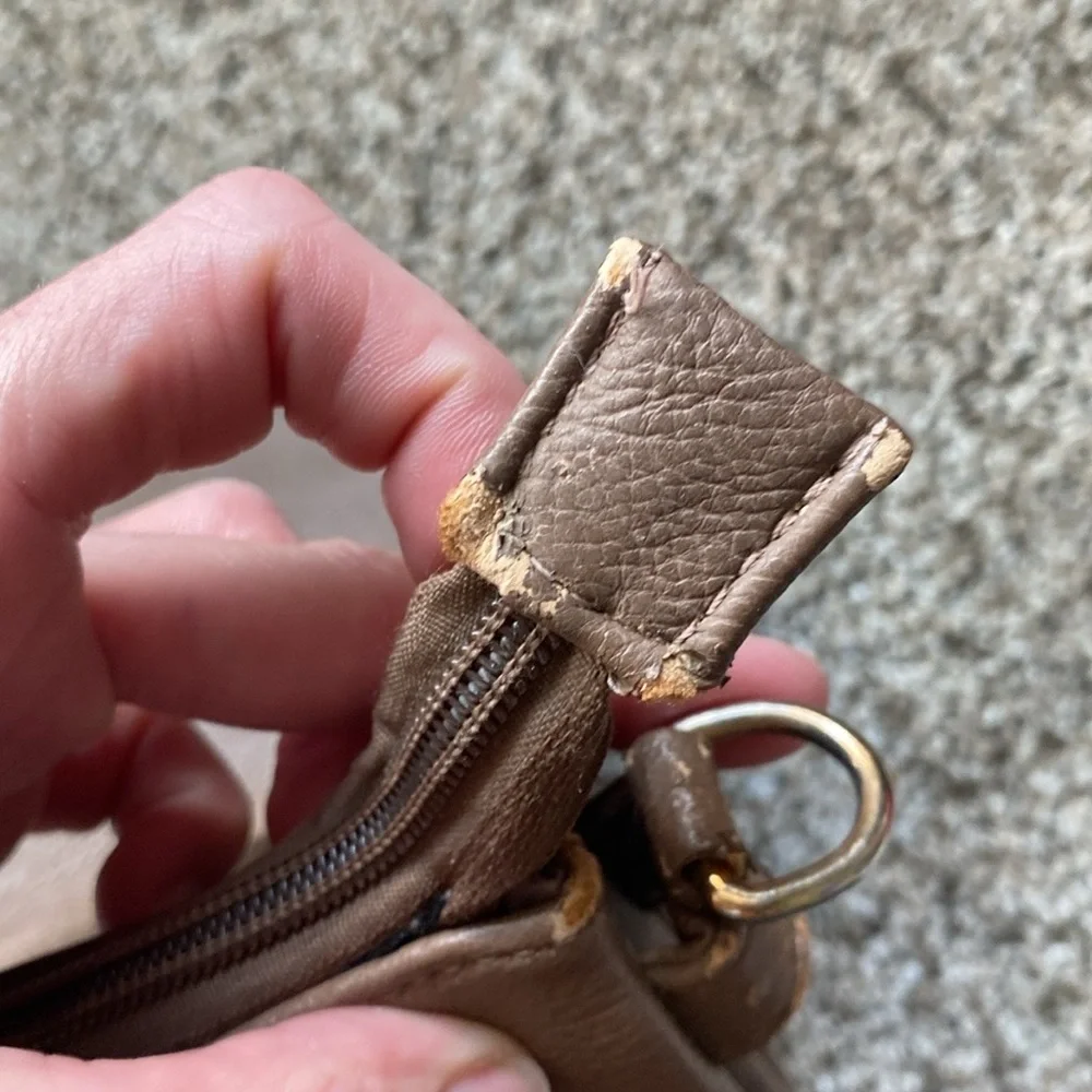 🤯BYE 🤯RARE AUTHENTIC  Salvatore Ferragamo Vintage Gancini Crossbody Bag